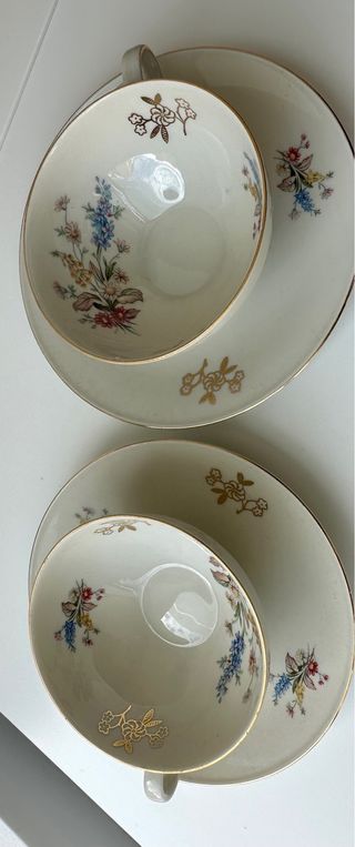 Pareja de tazas de porcelana