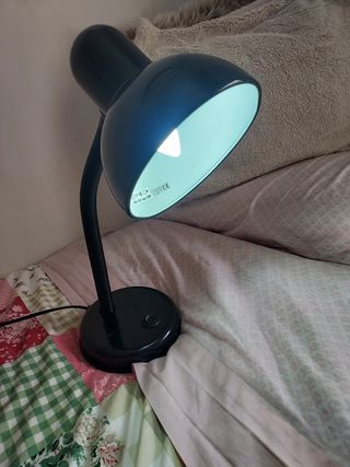 Lámpara industrial para escritorio.