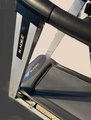 Máquina de correr y de REGALO: un pequeño gimnasio