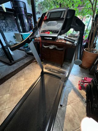 Máquina de correr y de REGALO: un pequeño gimnasio