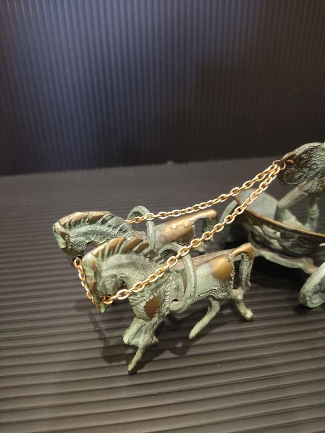 Carro cuadriga de bronce antiguo