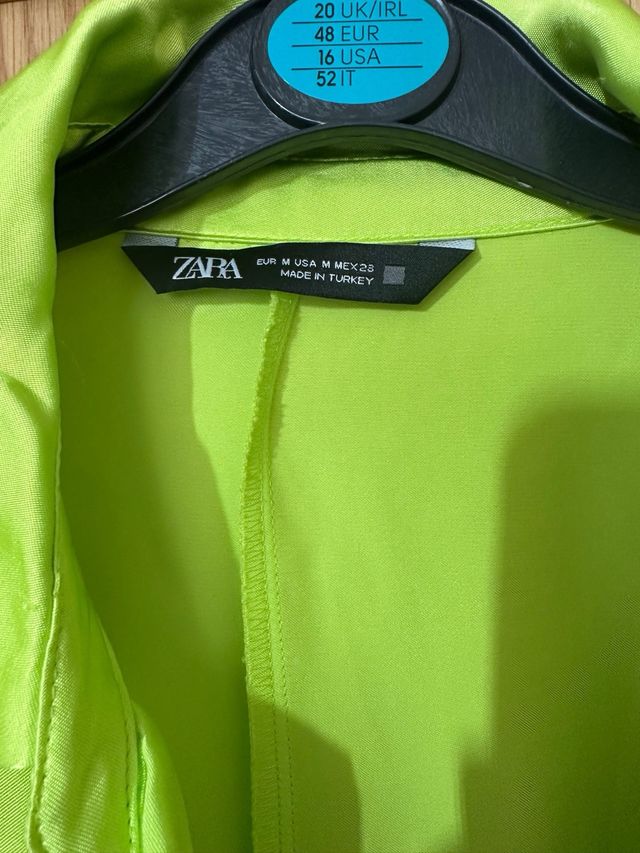 Vestido verde lima de ZARA