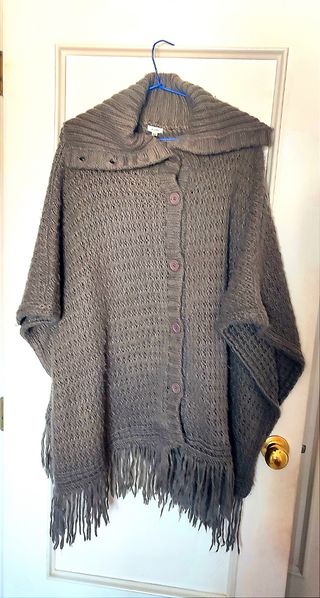 Poncho lana y flecos talla L abotonado 