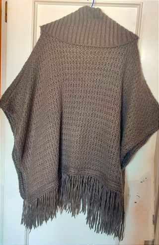 Poncho lana y flecos talla L abotonado 
