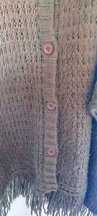 Poncho lana y flecos talla L abotonado 
