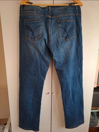 3 vaqueros pierna recta. Talla 50.