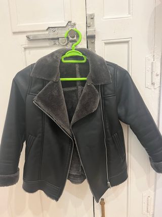Chaqueta de cuero y pelo negra de niña 