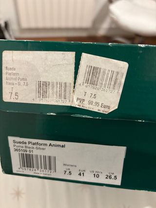 Zapatillas negras ante de chica. Marca Puma