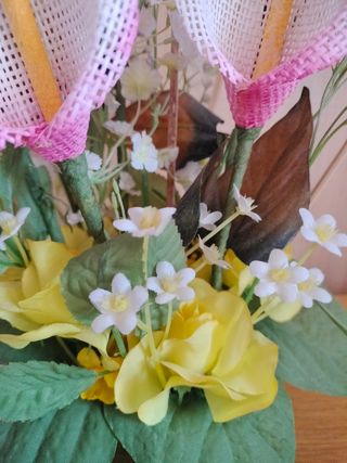 Centro mesa floral artificial en maceta.