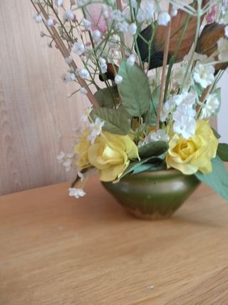 Centro mesa floral artificial en maceta.