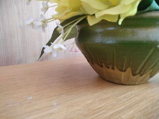 Centro mesa floral artificial en maceta.