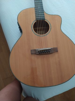 Guitarra electro acústica