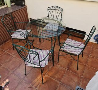MESA CON CRISTAL Y 4 SILLAS DE FORJA 4 COJINES