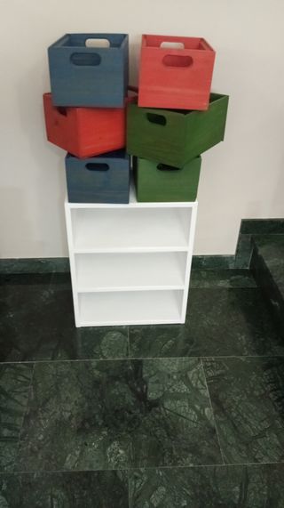 Mueble con cajónes. Mesita.