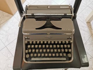 Macchina da scrivere Hermes 2000