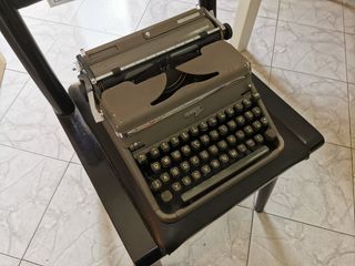 Macchina da scrivere Hermes 2000