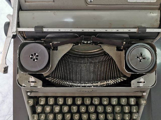 Macchina da scrivere Hermes 2000