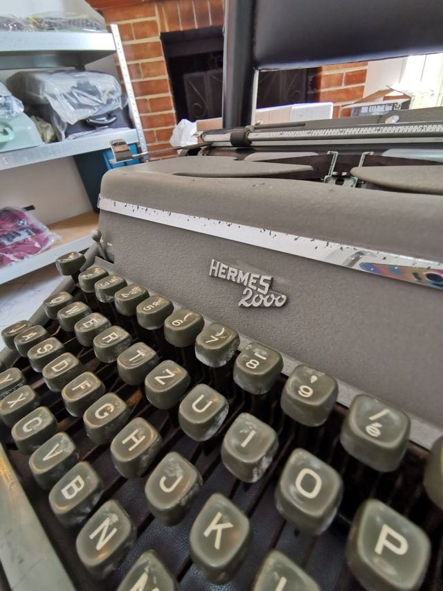 Macchina da scrivere Hermes 2000