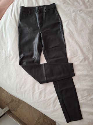 Pantalón efecto cuero talla xs Zara