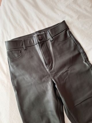 Pantalón efecto cuero talla xs Zara