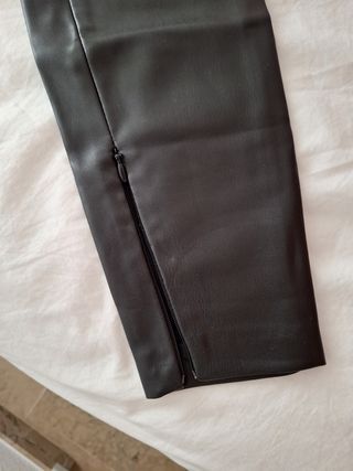 Pantalón efecto cuero talla xs Zara