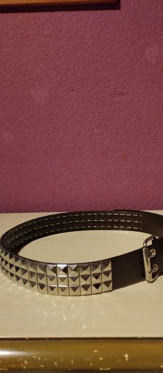 Cinturón negro con adorno plateado