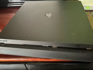 PlayStation 4 Slim 1TB + Mando + 2 Juegos