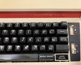 Máquina de escribir eléctrica BROTHER