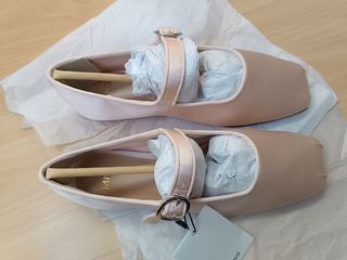 Bailarina satinada con hebilla de Mango