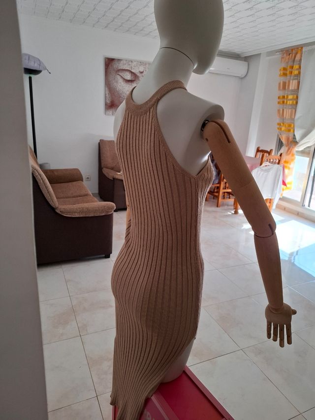 Vestido halter con sutil brillo