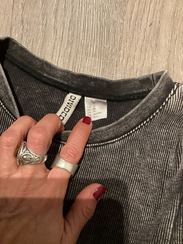 Sweter con cremalleras desgastado tipo rockero