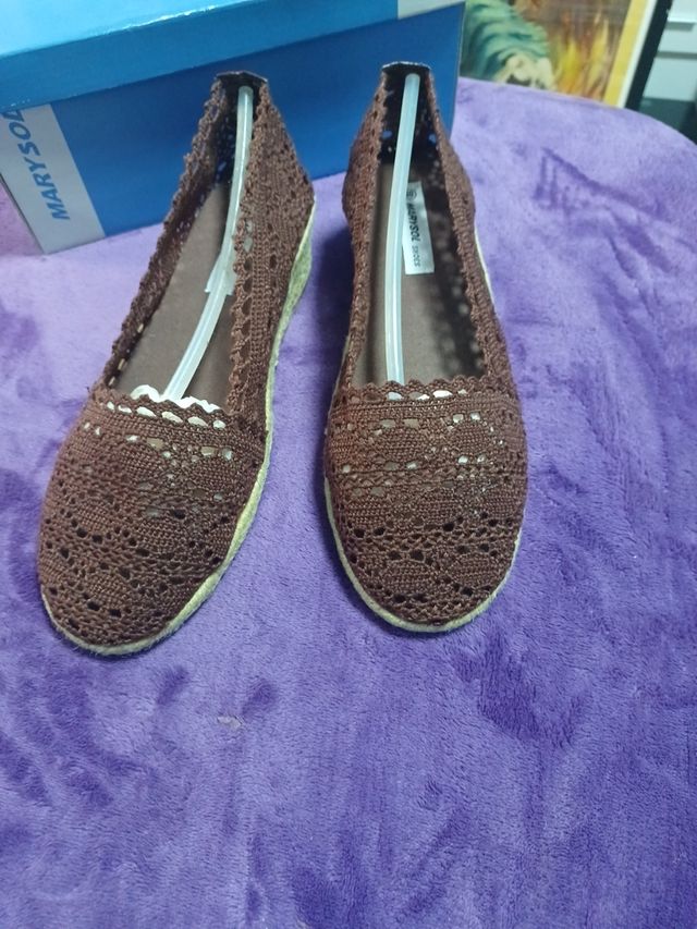 Sandalias de tiras bordada con cuña.