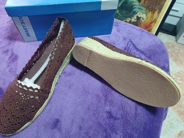 Sandalias de tiras bordada con cuña.