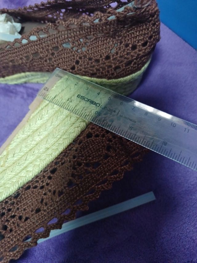 Sandalias de tiras bordada con cuña.