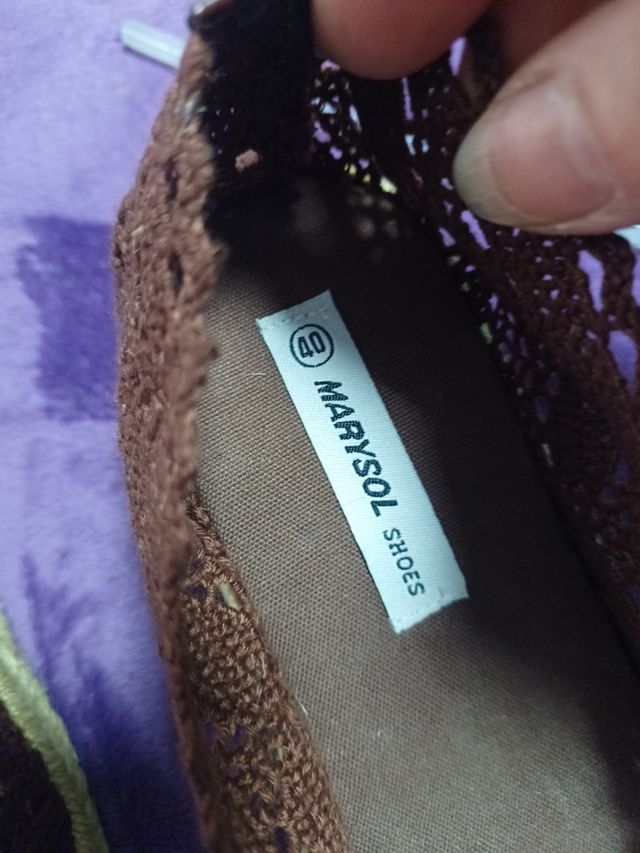 Sandalias de tiras bordada con cuña.