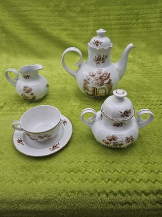 Tazas, tetera, azucarero y lechera
