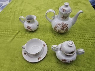 Tazas, tetera, azucarero y lechera