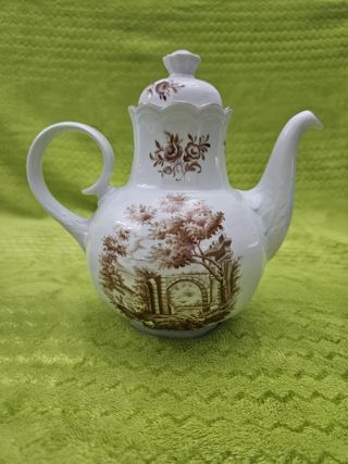 Tazas, tetera, azucarero y lechera