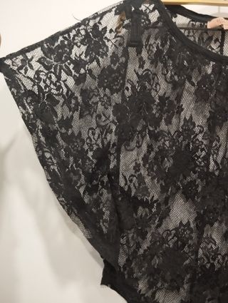 Camiseta transparente tipo encaje 