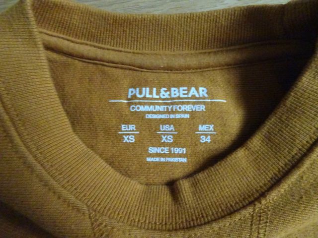 Sudadera de Pull&Bear color mostaza. Talla XS.