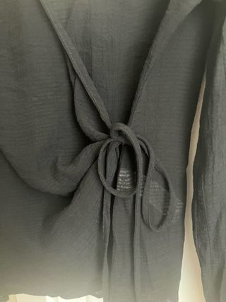 Camisa negra cruzada manga larga