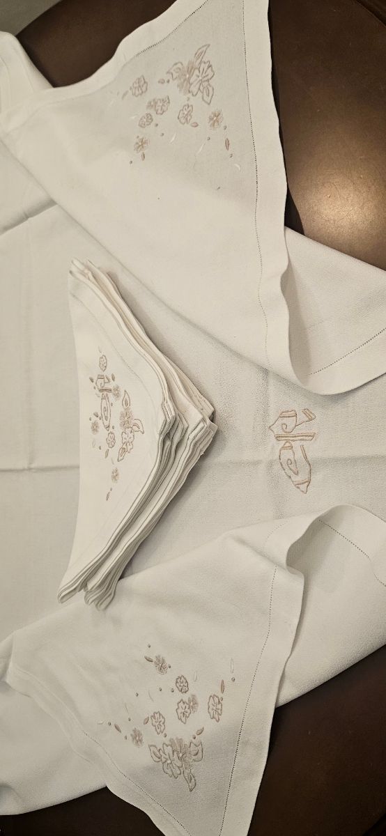 Manteleria bordada en crepe