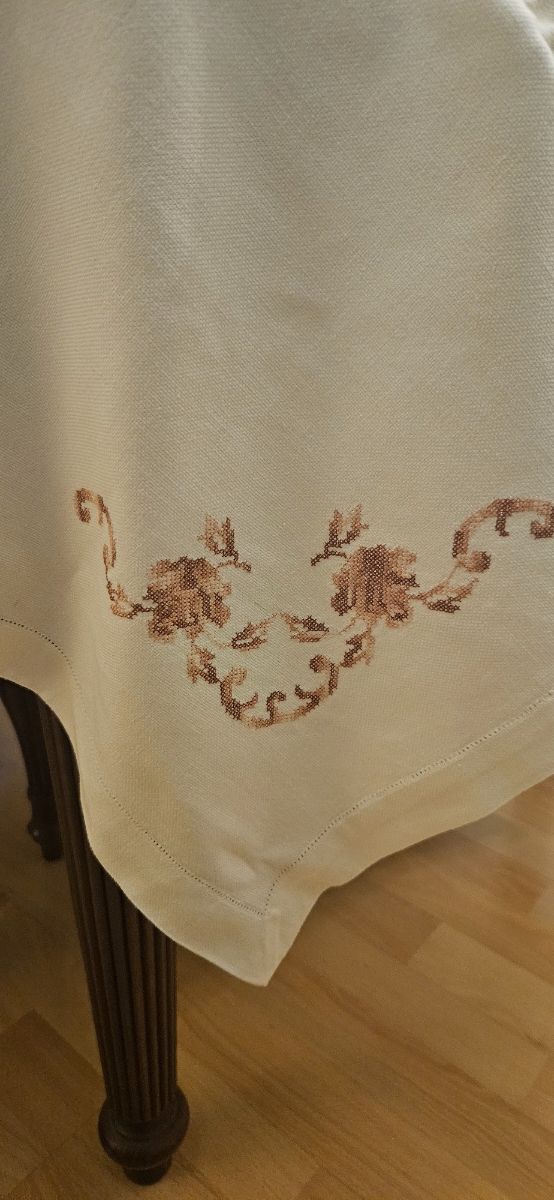 Manteleria color vainilla bordada en punto cruz 8