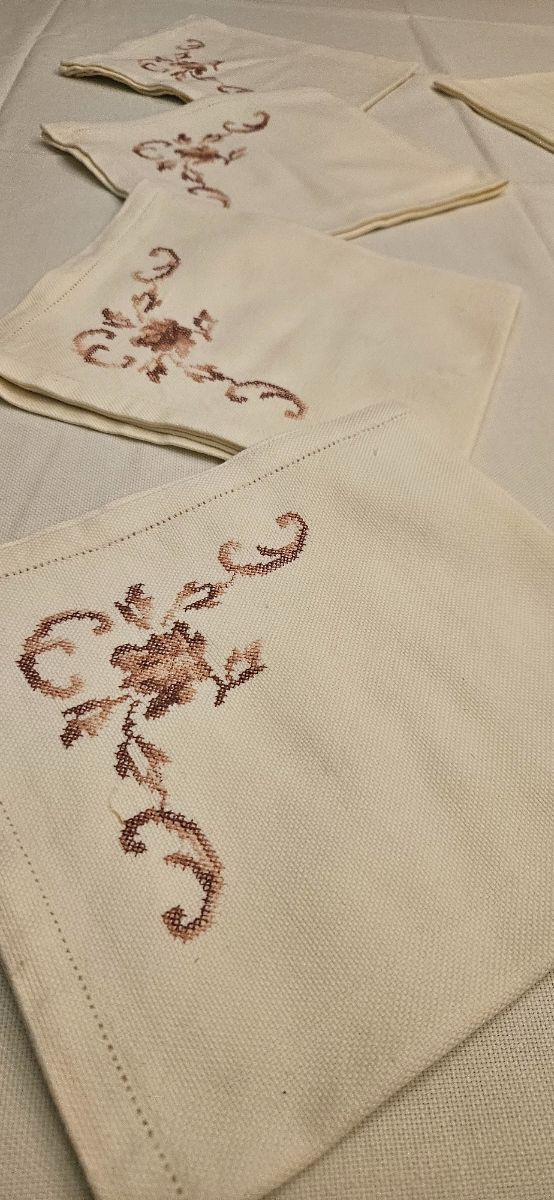 Manteleria color vainilla bordada en punto cruz 8