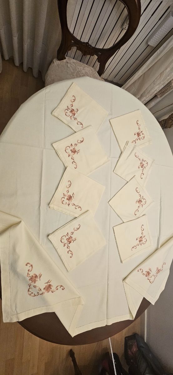 Manteleria color vainilla bordada en punto cruz 8