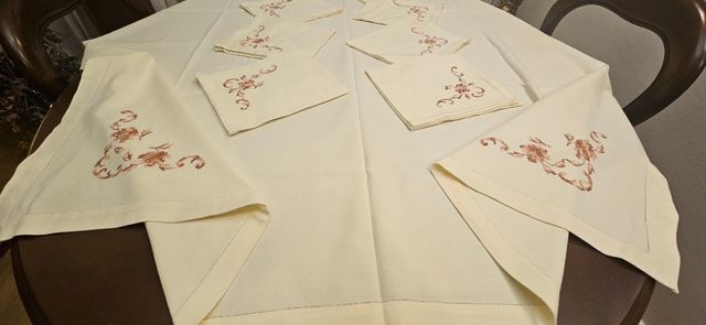 Manteleria color vainilla bordada en punto cruz 8