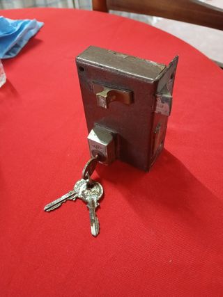 Cerradura con tres llaves. La de àntes