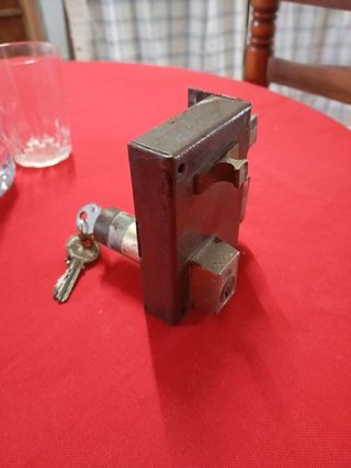Cerradura con tres llaves. La de àntes