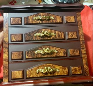 Joyero con varios cajones y parte superior