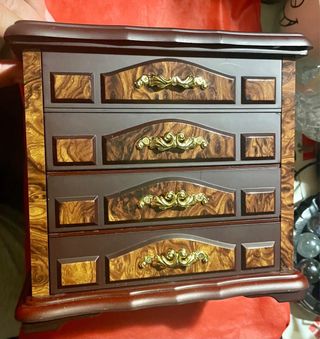 Joyero con varios cajones y parte superior